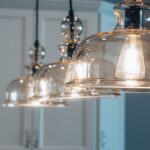 Moderne Pendelleuchten in einem stilvollen Wohnzimmer, die Atmosphäre und Design vereinen.