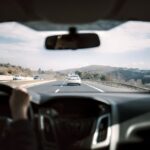 Moderne 4K-Dashcam im Auto, die klare Aufnahmen von Straßenverkehr und Unfällen macht.